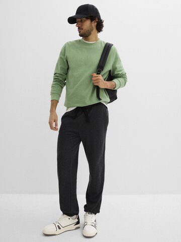bonprix Tapered Broek in Grijs
