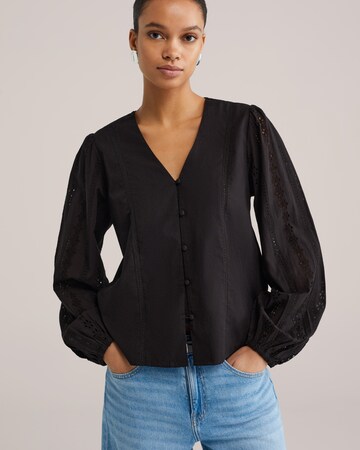 WE Fashion Blouse in Black: front