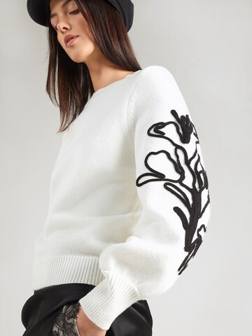 FRENCH CONNECTION Пуловер 'PATRICE FLORAL EMBROIDERED SLV' в бяло