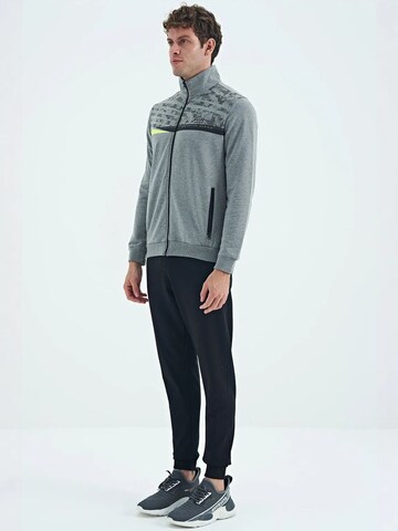 Completo per l'allenamento di Tommy Life in grigio