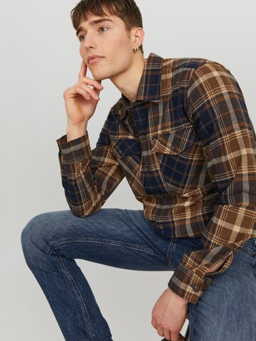 JACK & JONES - Ajuste regular Camisa 'JJEEDDIE' en marrón