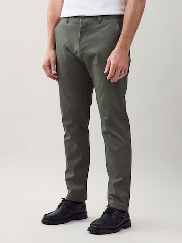 Coupe slim Pantalon chino Next en vert : devant