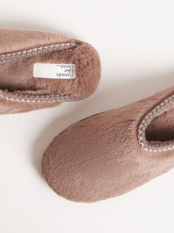 Friends Like These - Zapatillas de casa en marrón