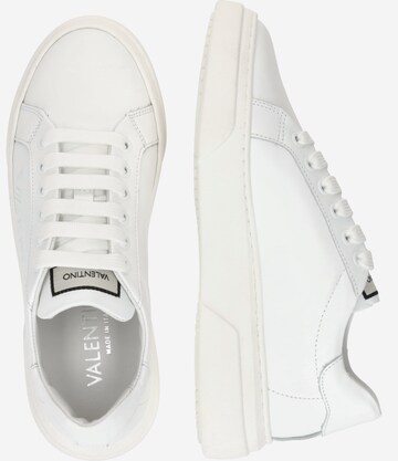 Sneaker bassa di Valentino Shoes in bianco