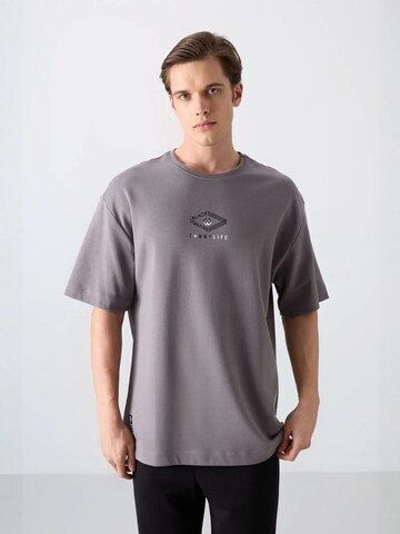 T-Shirt Tommy Life en gris : devant