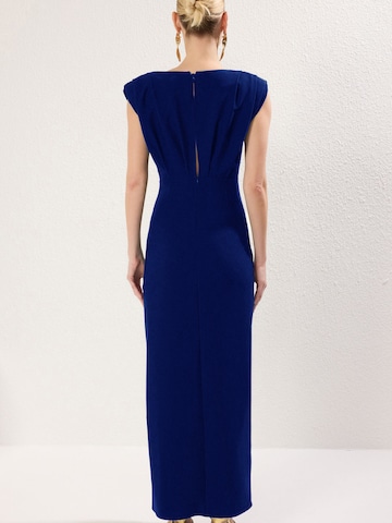 Trendyol Вечернее платье в Синий