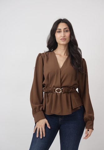 Camicia da donna di Elara in marrone: frontale