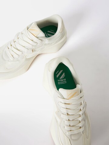 Bershka Sneakers in White