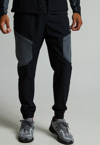 MONTERRAIN Tapered Hose in Schwarz: Vorderseite