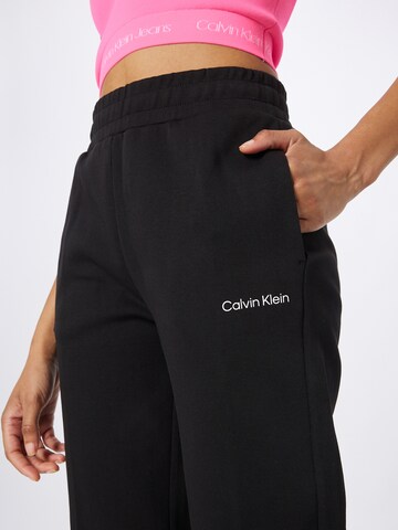 Tapered Pantaloni de la Calvin Klein pe negru