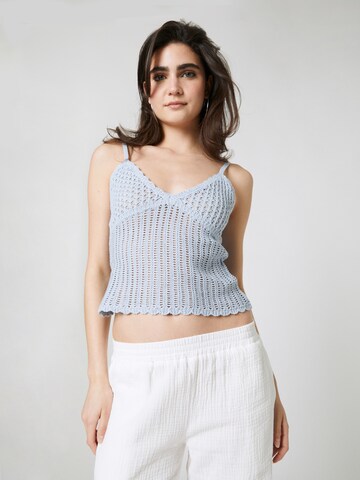 Tops en tricot 'Liv' LENI KLUM x ABOUT YOU en bleu : devant