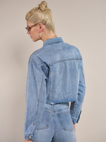 ABOUT YOU x Laura Giurcanu Jeansjacke 'Line' in Blau