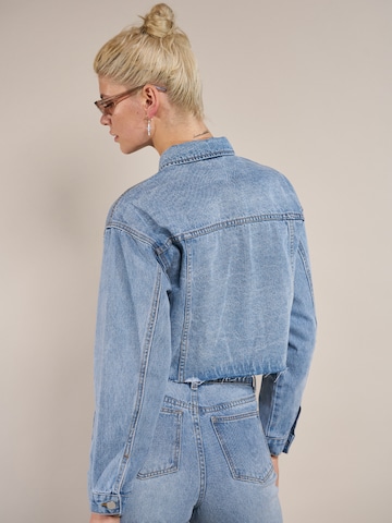 ABOUT YOU x Laura Giurcanu Jeansjacke 'Line' in Blau