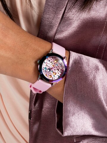 GUESS Analoog horloge 'WONDERLUST' in Roze: voorkant