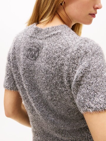 TOMMY HILFIGER Sweater in Grey