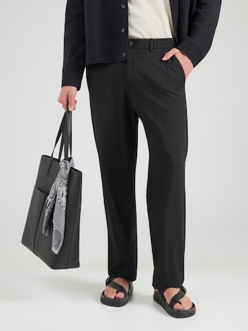 s.Oliver - regular Pantalón de pinzas en negro: frente