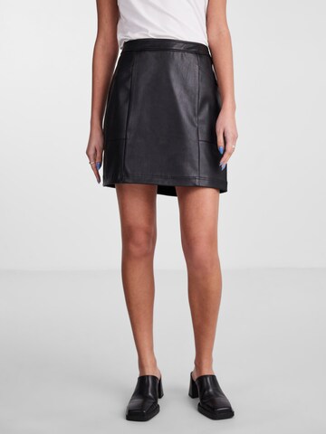 PIECES Skirt 'Selma' in Black: front