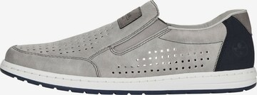 Scarpa slip-on di Rieker in grigio