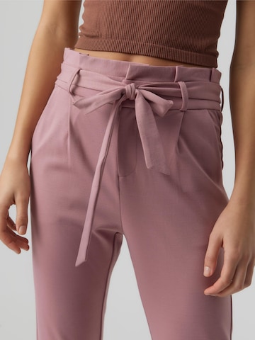 VERO MODA Slimfit Kalhoty se sklady v pase 'EVA' – pink