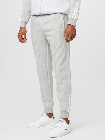 ADIDAS ORIGINALS Tapered Broek 'Fleece Sst' in Grijs: voorkant