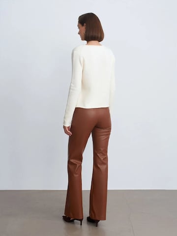 Flared Pantaloni di Dilvin in marrone