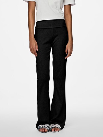 Flared Pantaloni 'PCGEORGINA' di PIECES in nero: frontale