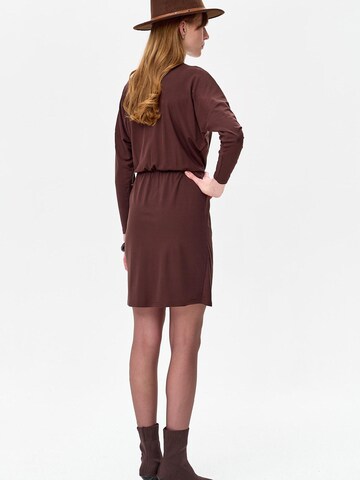 Blue Shadow Kleid‌‌‌‌‌‌‌‌‌ in Braun