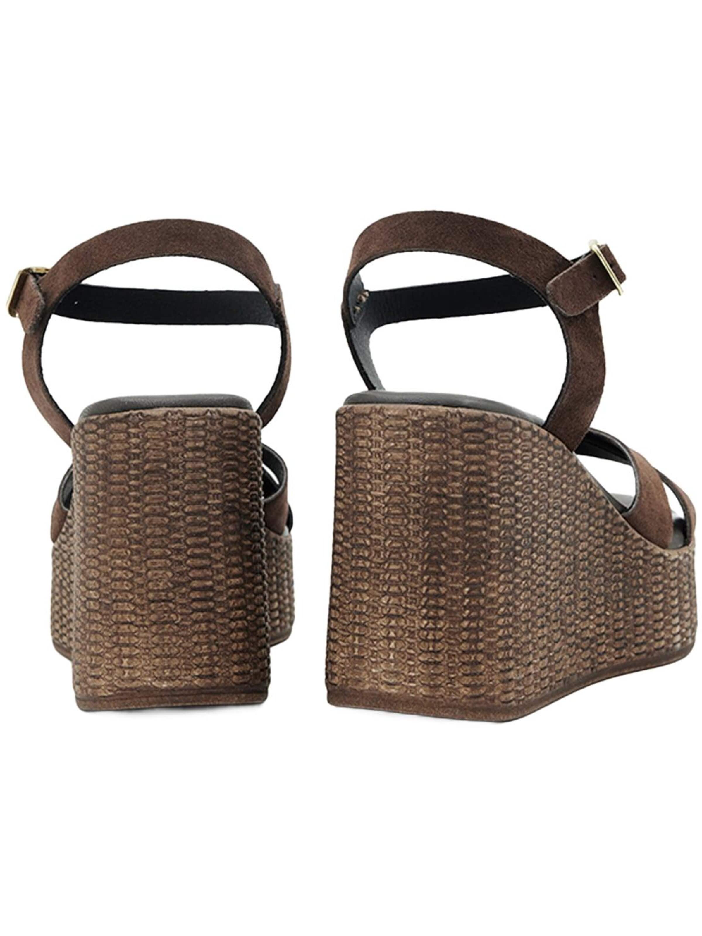 Desa - Sandalias de dedo 'DESA Damen-Wildledersandalen mit Keilabsatz und Metallschnalle' en marrón