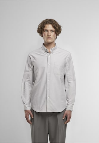 Coupe regular Chemise Urban Classics en gris : devant