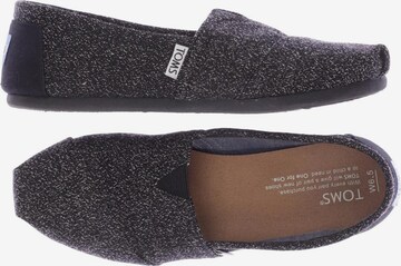 TOMS Flats & Loafers in 37 in Grey: front