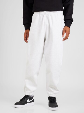 Effilé Pantalon Nike Sportswear en gris : devant