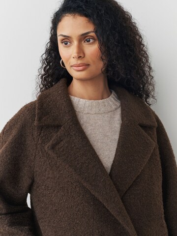 Next Mantel in Braun