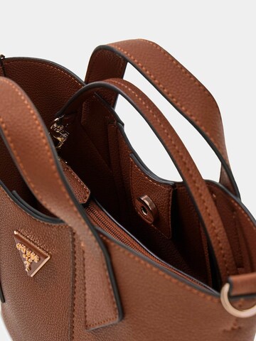 GUESS Handtasche 'Darcy' in Braun