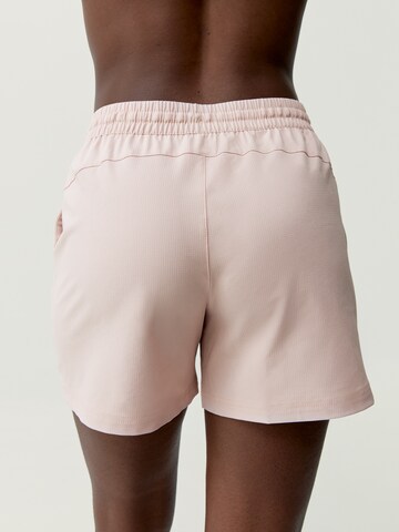 Regular Pantalon de sport Born Living Yoga en rose