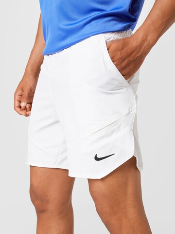 NIKE Regular Sportshorts in Weiß