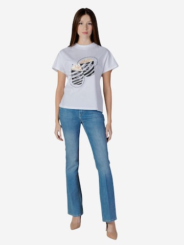 Maglietta 'SS CN POPCORN TEE W6RI28 I3Z14' di GUESS in bianco: frontale