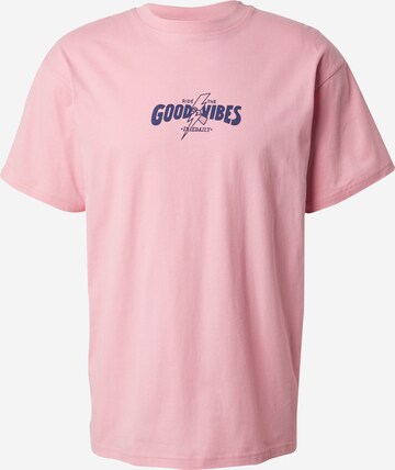 Iriedaily Koszulka 'Ride Good' w kolorze różowy: przód