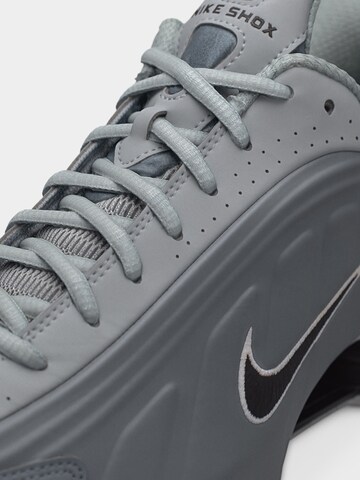 Nike Sportswear Låg sneaker 'SHOX R4' i grå