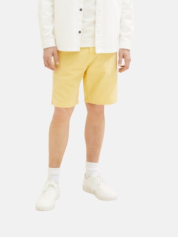 Regular Pantalon chino TOM TAILOR en jaune : devant
