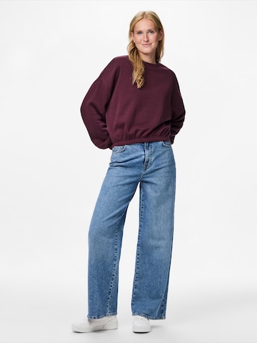 Sweat-shirt 'PCROBBLE' PIECES en rouge