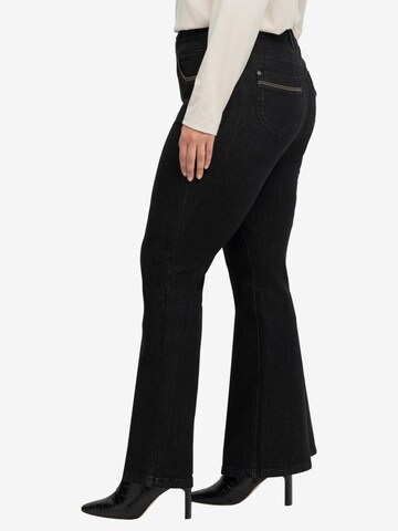 SHEEGO Bootcut Jeans in Schwarz