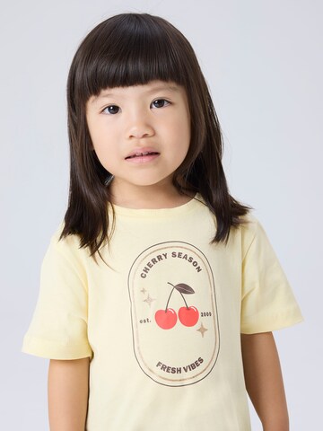 T-Shirt 'NMFKATRINA' NAME IT en jaune