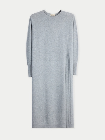 GOBI Cashmere Stickad klänning 'Gobi Cashmere Side-Slit Maxi Dress' i grå