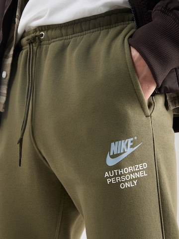 Nike Sportswear Дънки Tapered Leg Панталон 'CLUB' в зелено