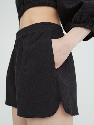 EDITED Regular Панталон 'Ulli' в черно