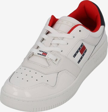 Chaussure à lacets 'EN0EN02206' TOMMY HILFIGER en blanc : devant