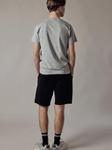 OWN Off With Nature - regular Pantalón en negro