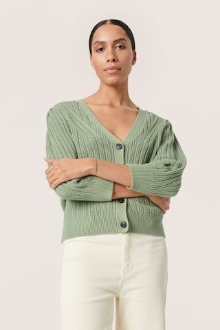 Cardigan 'Polli' SOAKED IN LUXURY en vert : devant