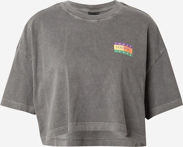Tommy Jeans T-shirt 'SUMMER FLAG' i grå: framsida