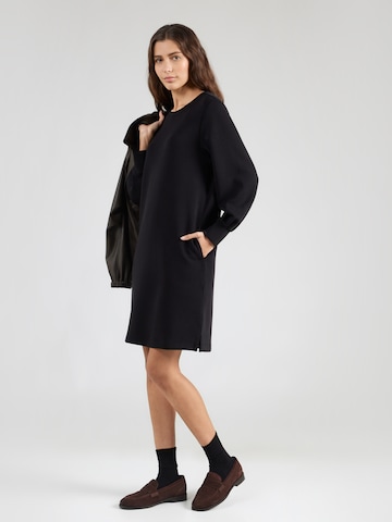 Rochie de la s.Oliver pe negru: față